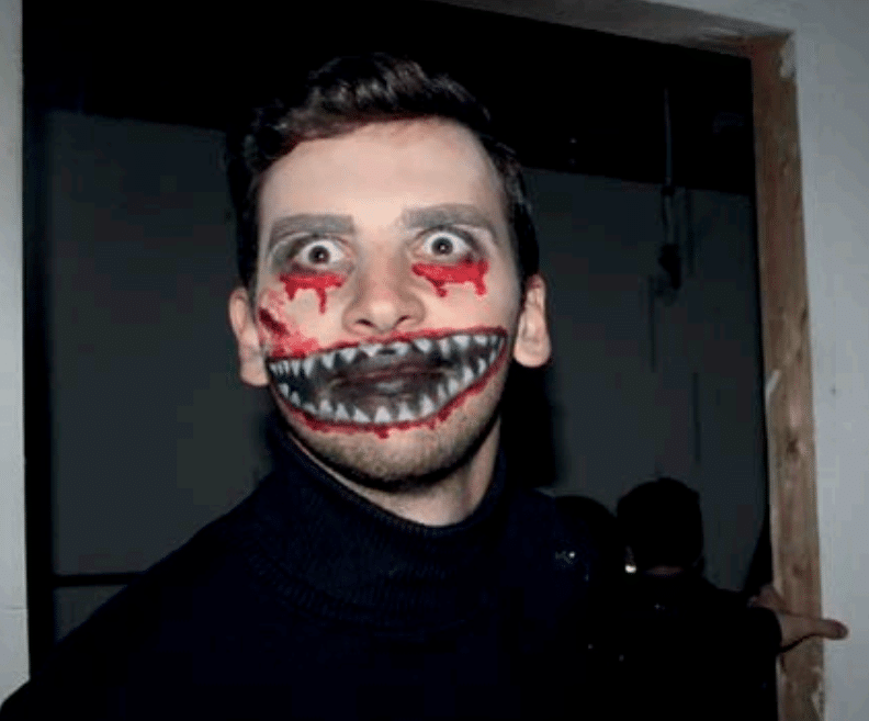 Un jocen difrazado para Halloween.o