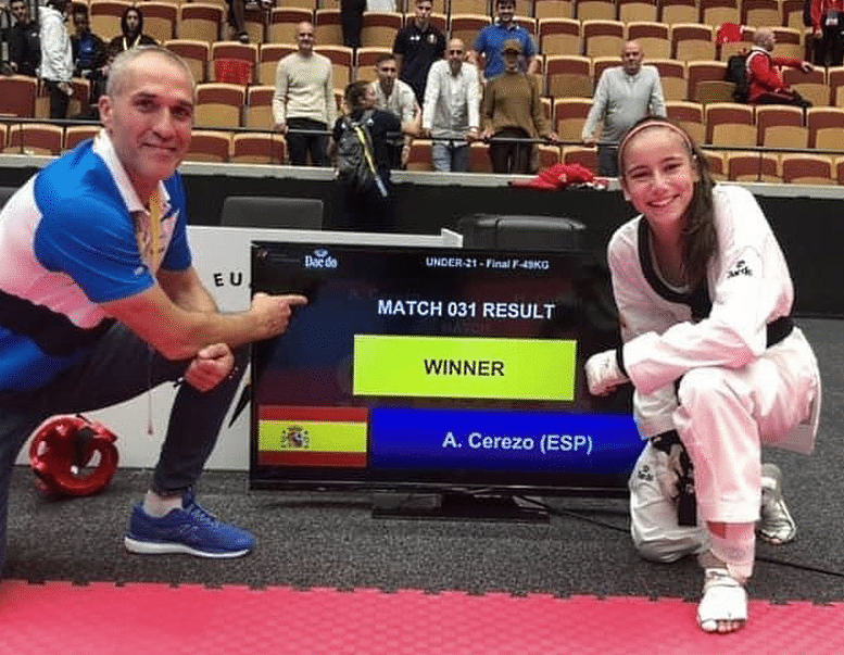 Adriana, con su entrenador, en los campeonatos de Europa