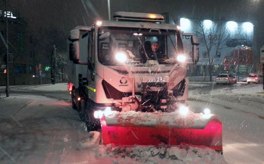 Un camión quitanieves libera una de las vías locales.