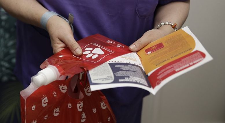 Folleto y botella de la campaña.