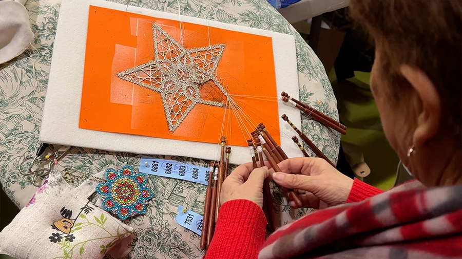 Imagen Hilo, paciencia y arte: el encaje de bolillos conquista San Sebastián de...