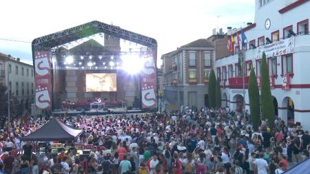 Imagen ¡Ya estamos en fiestas! Llenazo total para vivir el pregón y los fuegos...