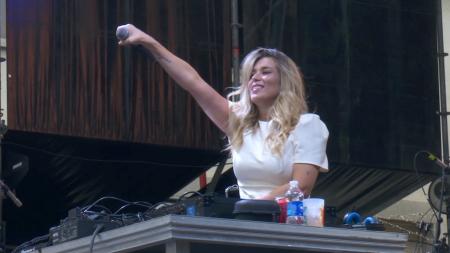 Imagen Cristina Boscá calienta el pregón con el ritmo de su show musical