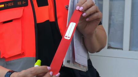 Imagen ¿Cómo son las pulseras de Protección Civil para localizar a menores en el Recinto Ferial?
