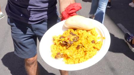 Imagen ¡Que nadie se quede con hambre! Se reparten 1600 raciones de arroz con rabo de toro