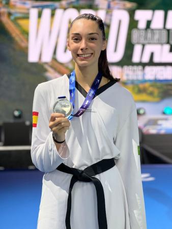 Imagen Lena Moreno, del Hankuk International School, logra la medalla de plata...