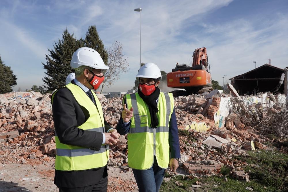 Imagen El Ayuntamiento inicia las obras de demolición de los edificios con amianto del Parque de La Marina