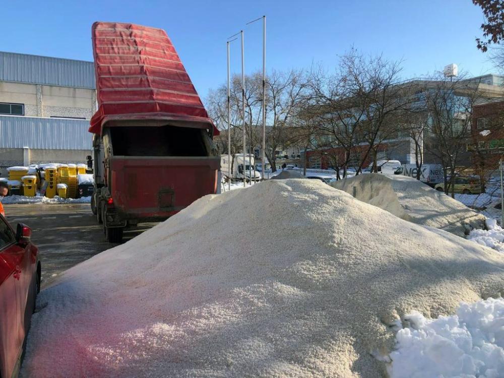 Imagen Reparto de 20.000 kilos de sal entre los vecinos para liberar de hielo y nieve las calles de la ciudad