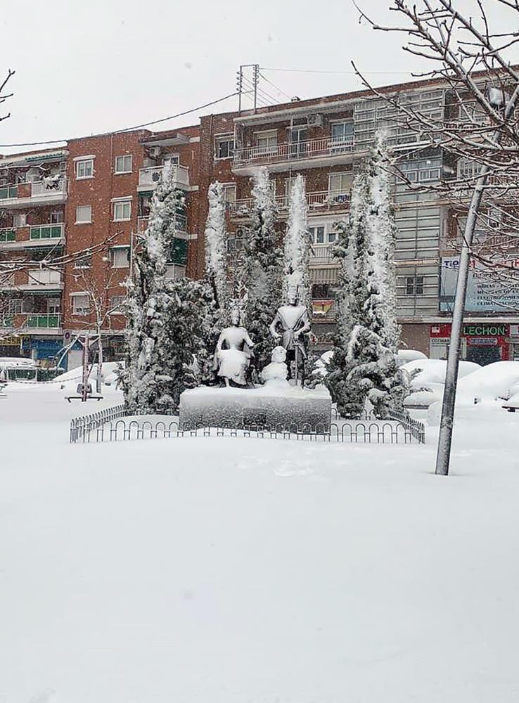 Las esculturas de los reyes Católicos cubiertas de nieve.