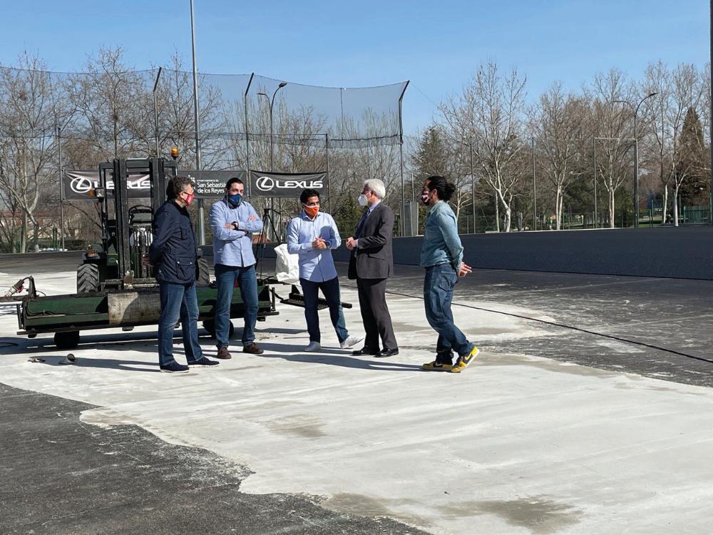 El alcalde, el vicealcalde y el concejal de Deportes visitan las obras que se llevan a cabo en las instalaciones municipales.