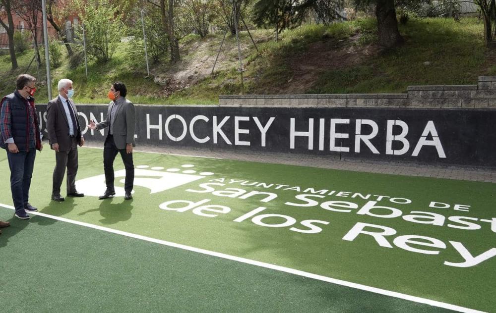 Imagen El Ayuntamiento acondiciona los campos de hockey y fútbol 7 con 6.500 metros cuadrados de césped de última generación