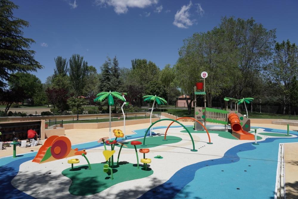 Imagen La piscina de verano de Dehesa Boyal contará esta temporada con una nueva zona lúdica de juegos acuáticos para los más pequeños