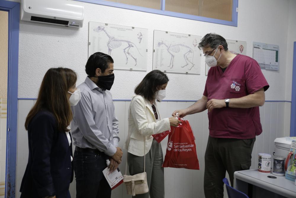 Imagen La campaña ‘Sanse Limpio’ se refuerza con el reparto entre los propietarios de mascotas de 14.000 botellas para limpiar orines