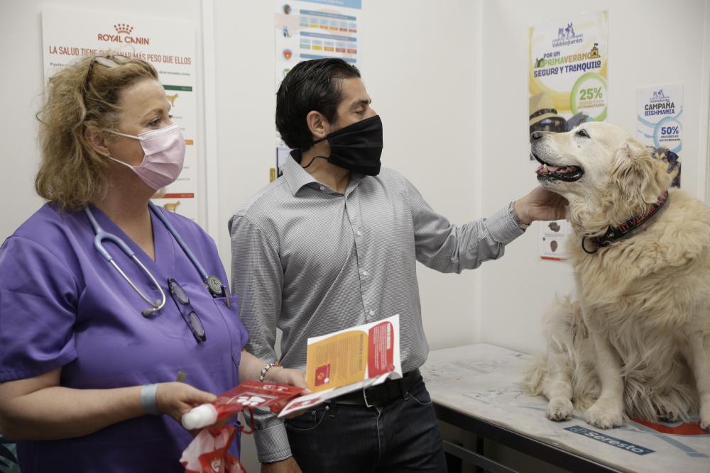 El vicealcalde en una de las clínicas adheridas a la campaña.