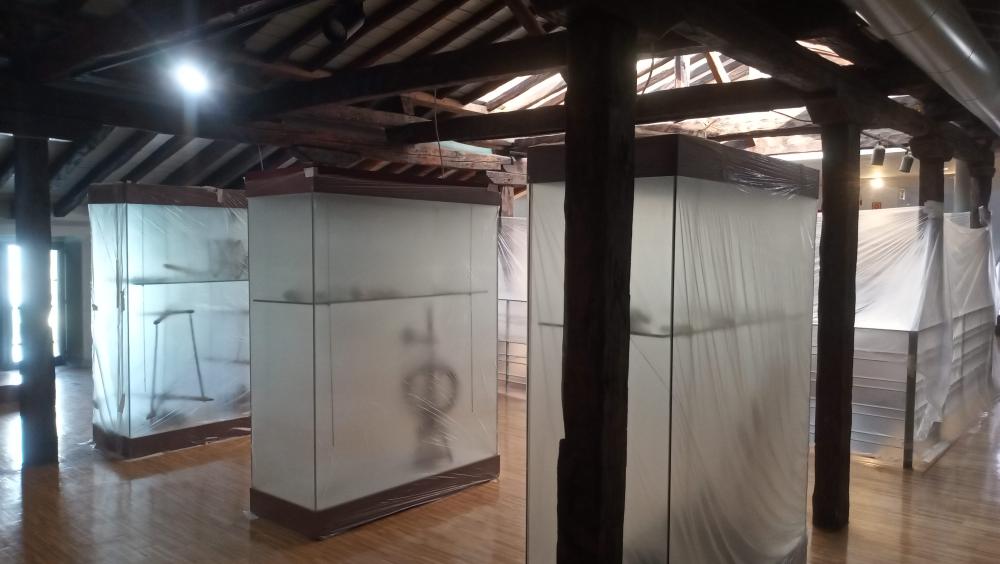 Instalaciones del museo protegidas por las obras.