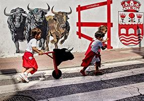 Imagen “Jugando al encierro”, de José Luis Cano, Primer Premio de fotografía del encierro de Sanse 2021