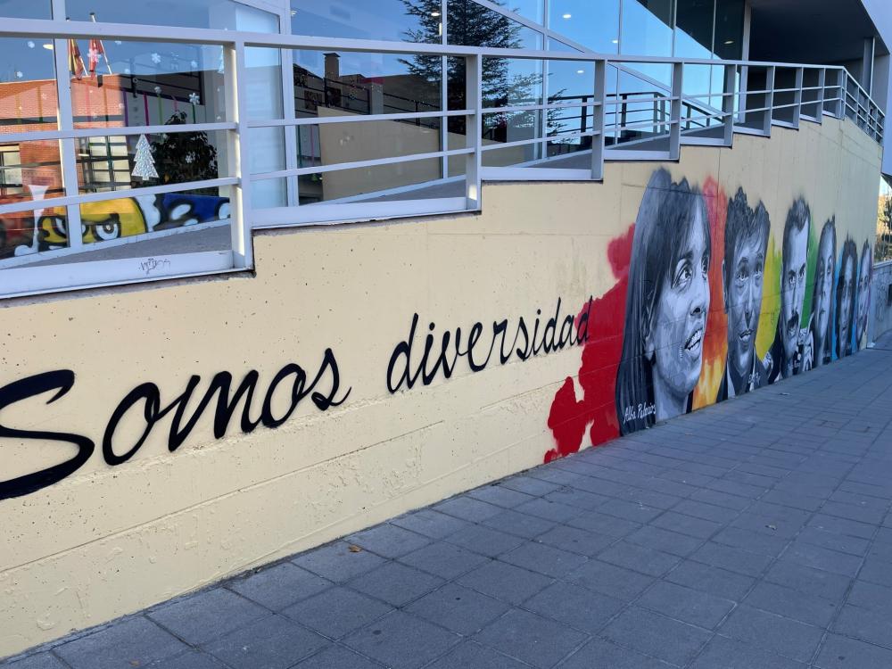 Imagen El mural ‘Somos Diversidad’ con personalidades LGTBi decora el Centro Joven Sanse