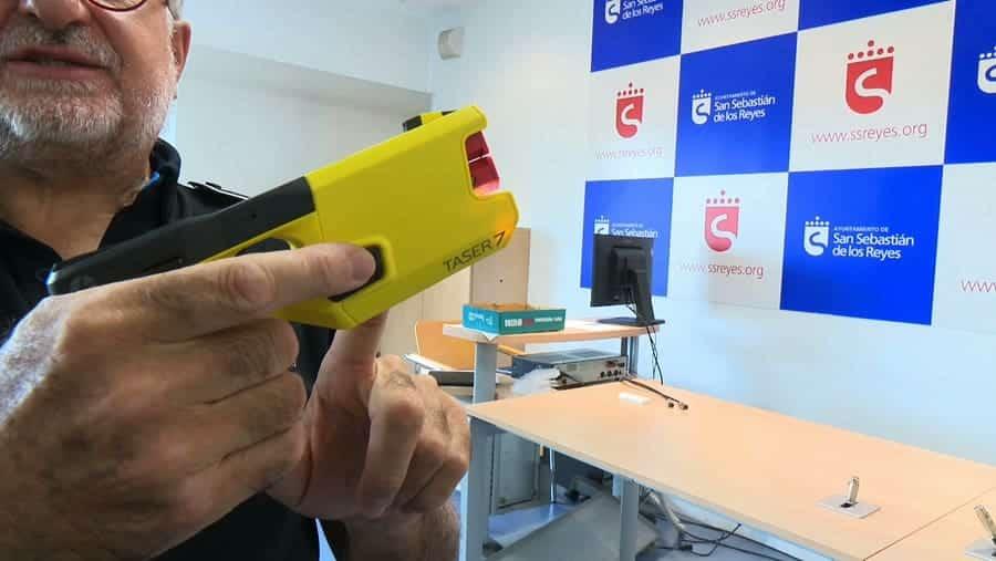 Imagen La Policía Local presenta su dispositivo de pistolas táser, que entrarán en servicio en las próximas fiestas
