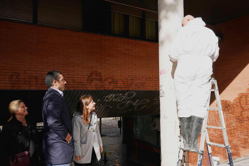 Imagen Las brigadas antigrafiti inician los trabajos de eliminación de pintadas en fachadas particulares