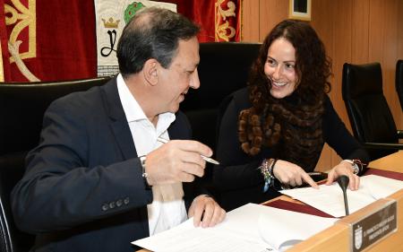 Imagen El Ayuntamiento y APADIS firman un convenio que avanza en la mejora de...