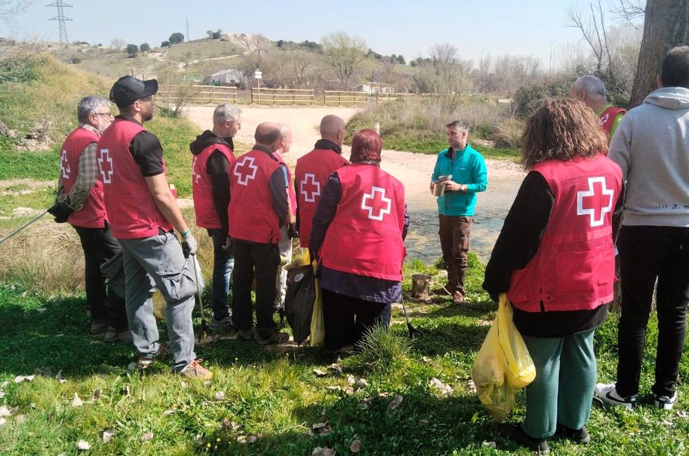 Imagen Cruz Roja recoge y analiza los residuos abandonados en el arroyo Viñuelas