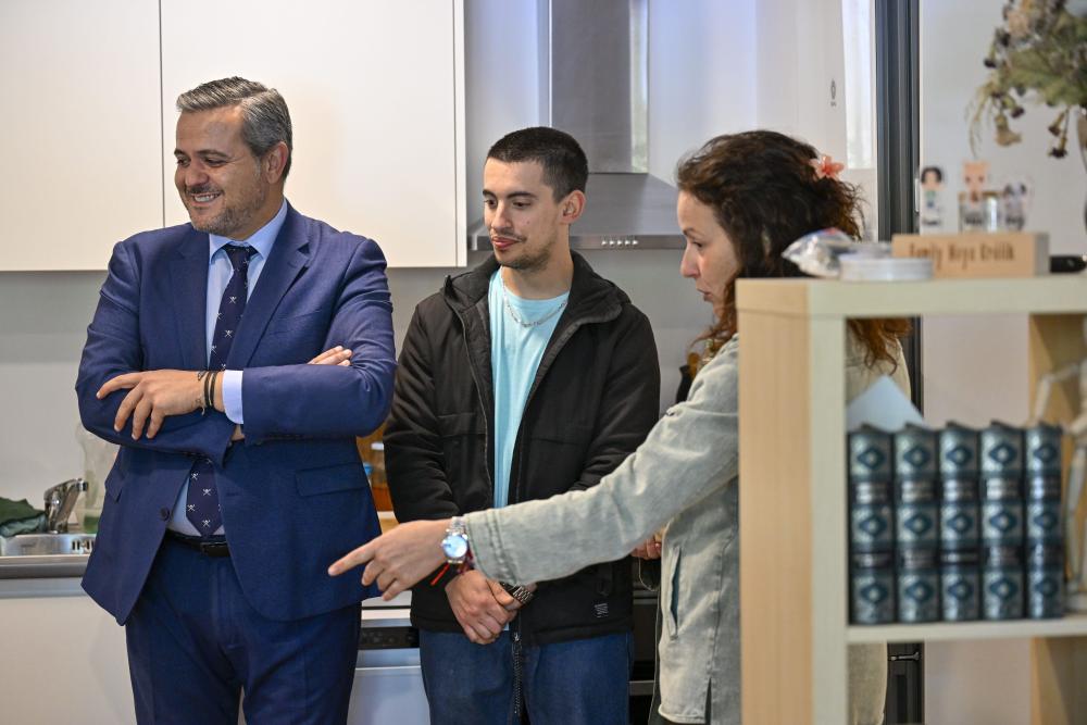 Imagen La Comunidad de Madrid entrega 80 nuevas viviendas de la promoción del Plan VIVE en la urbanización Fresno Norte