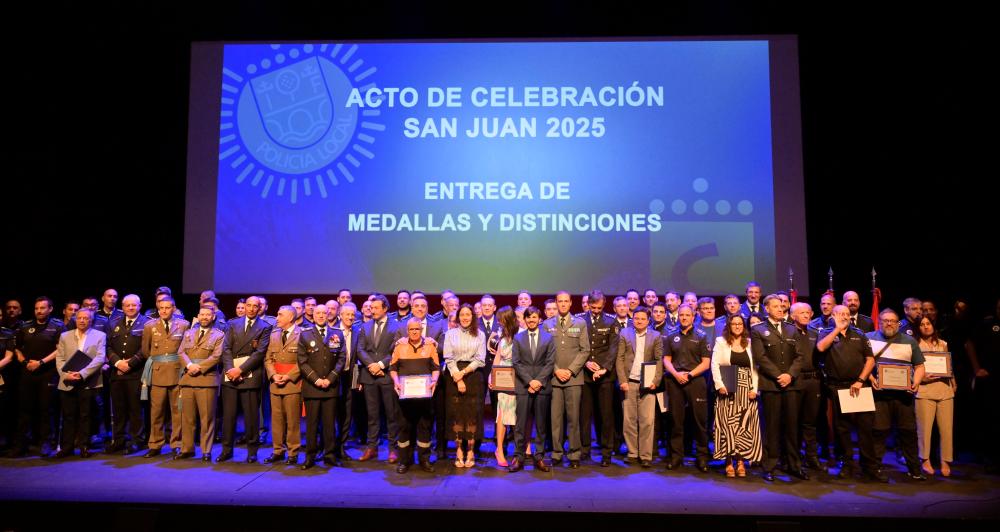 Imagen Nuestra ciudad rinde homenaje a los agentes de Policía Local y otros cuerpos de Seguridad