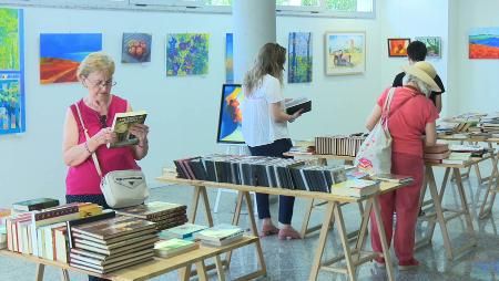 Imagen Un refrescante rastrillo gratuito para llevar libros y películas a casa