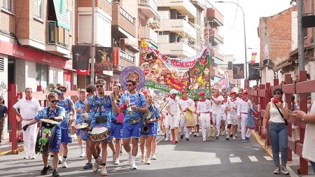 Imagen De pasacalles con las peñas de Sanse