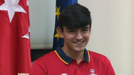 Imagen Cálida recepción institucional a Marcos García, joven icono del Balonmano Sanse