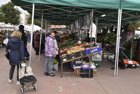 Imagen El mercadillo municipal que se celebra cada primer domingo de mes...