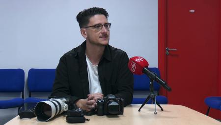 Imagen Víctor Casabella, el vecino de Sanse que retrata con su cámara la comedia actual