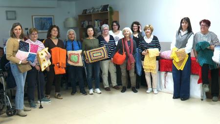 Imagen Las prendas de “Tejiendo Lecturas” se entregan a los mayores en su residencia