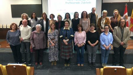 Imagen Todos en pie para homenajear a las maestras y profesores jubilados por tantos años en la enseñanza