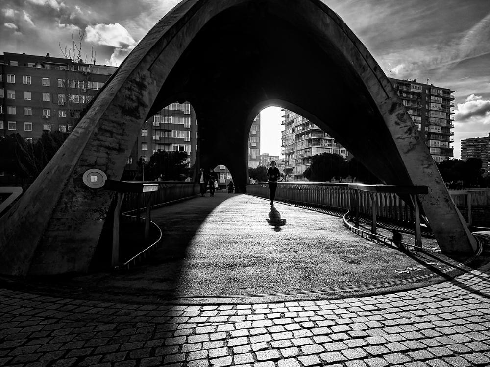 Imagen ‘Bajo el arco’, imagen ganadora del concurso social de la Agrupación Fotográfica