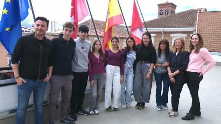 Imagen Alumnos del IES Atenea y profesores del IES Joan Miró presentan los proyectos con los que ganaron el Hackaton
