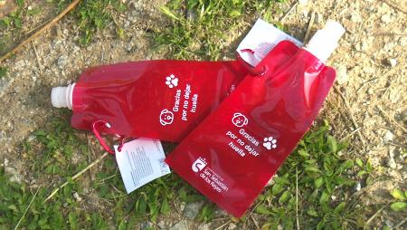 Imagen ¡Gracias por no dejar huella! Se entregan con éxito 14.000 botellas para limpiar el pis de los perros